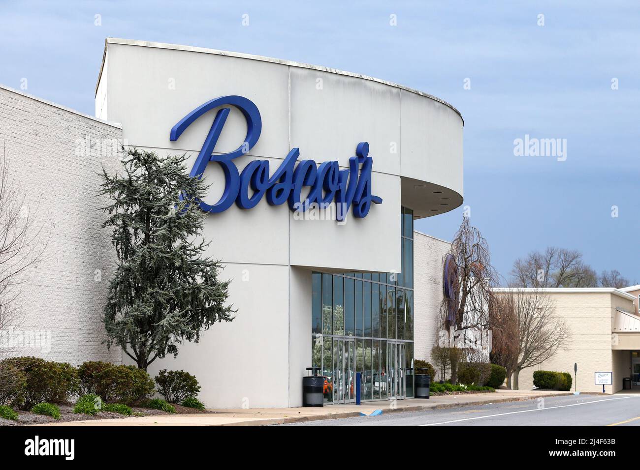 Selinsgrove, United States. 14th Apr, 2022. An exterior view of Boscov's department store is seen at the Susquehanna Valley Mall near Selinsgrove, Pennsylvania, on April 14, 2022. (Photo by Paul Weaver/Sipa USA) Credit: Sipa USA/Alamy Live News Stock Photo