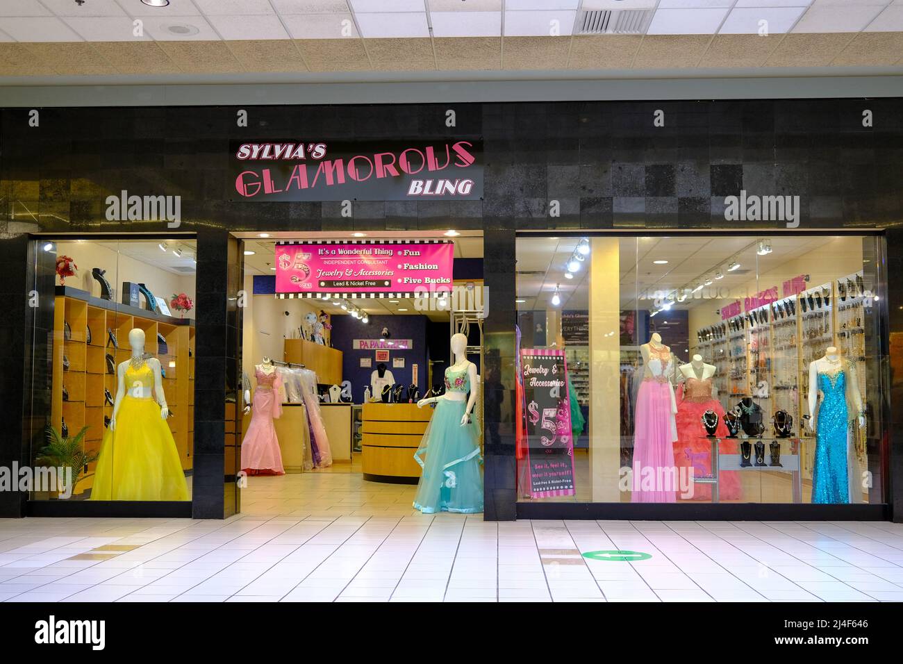Selinsgrove, United States. 14th Apr, 2022. A store selling jewelry and accessories is seen in the Susquehanna Valley Mall near Selinsgrove, Pennsylvania, on April 14, 2022. (Photo by Paul Weaver/Sipa USA) Credit: Sipa USA/Alamy Live News Stock Photo