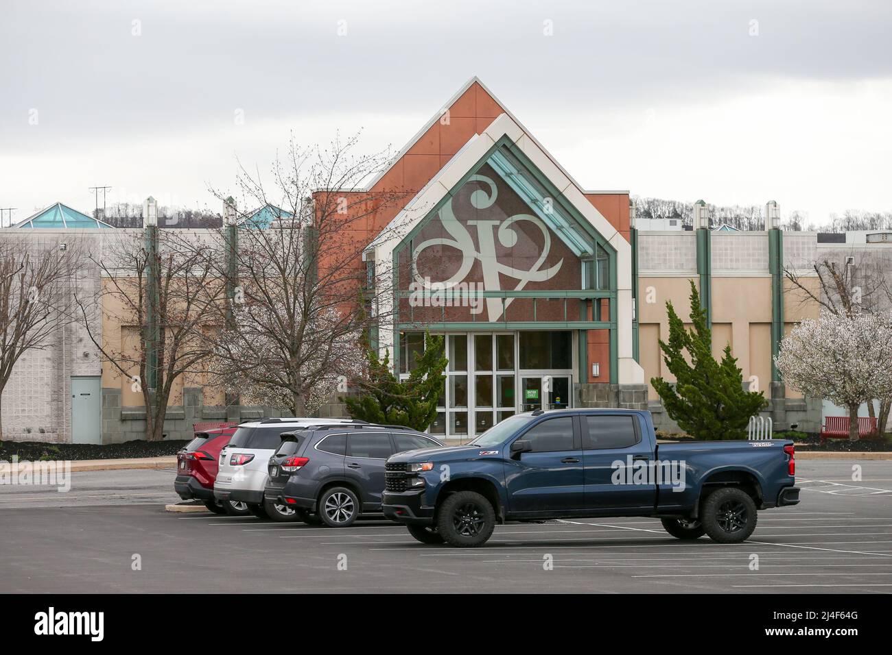 Selinsgrove, United States. 14th Apr, 2022. Vehicles are seen parked outside an entrance to the Susquehanna Valley Mall near Selinsgrove, Pennsylvania, on April 14, 2022. (Photo by Paul Weaver/Sipa USA) Credit: Sipa USA/Alamy Live News Stock Photo