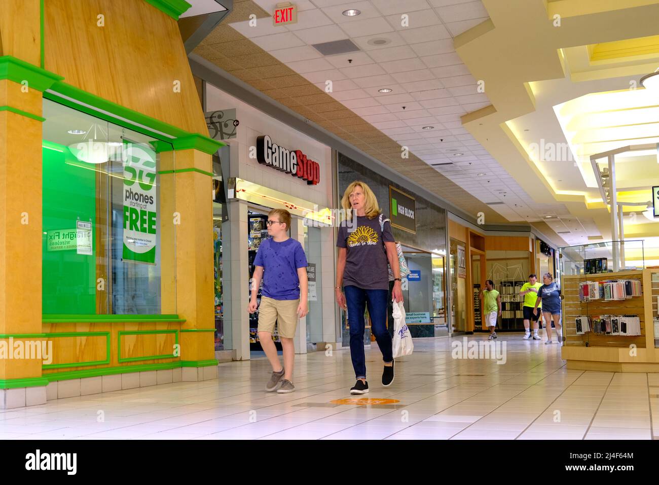 Selinsgrove, United States. 14th Apr, 2022. Shoppers are seen in the Susquehanna Valley Mall near Selinsgrove, Pennsylvania, on April 14, 2022. (Photo by Paul Weaver/Sipa USA) Credit: Sipa USA/Alamy Live News Stock Photo