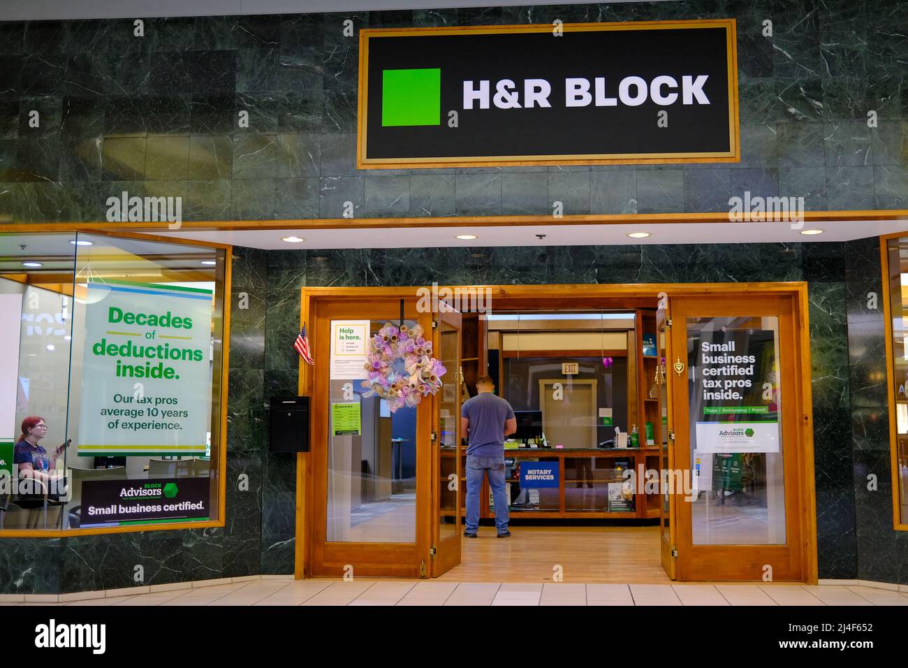 Selinsgrove, United States. 14th Apr, 2022. People are seen inside an H&R Block location at the Susquehanna Valley Mall near Selinsgrove, Pennsylvania, on April 14, 2022. (Photo by Paul Weaver/Sipa USA) Credit: Sipa USA/Alamy Live News Stock Photo