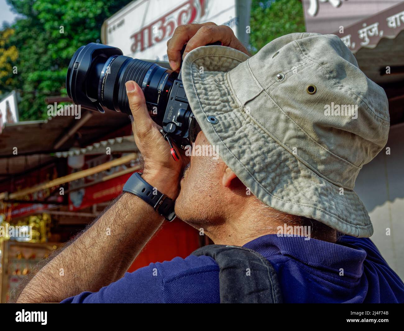04 10 2022 Photographer taking Photo dyuring Art Walk of Street Photography Pune Maharashtra India. Stock Photo