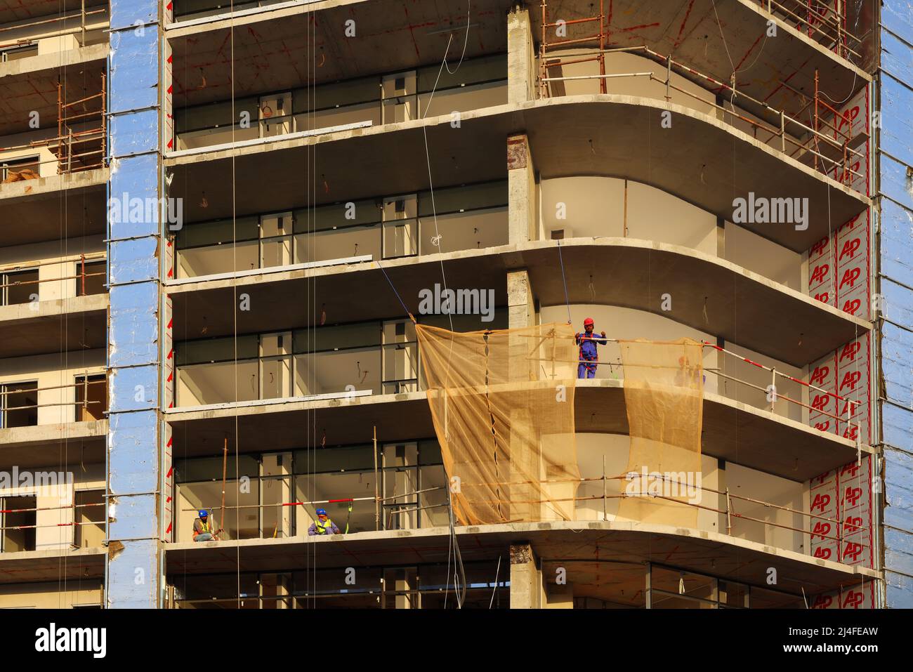 Dubai, Arbeit, Baustelle, Hochhaus Rohbau mit  Arbeiter und Handwerker aus Indien und Pakistan in Dubai Downtown Stock Photo