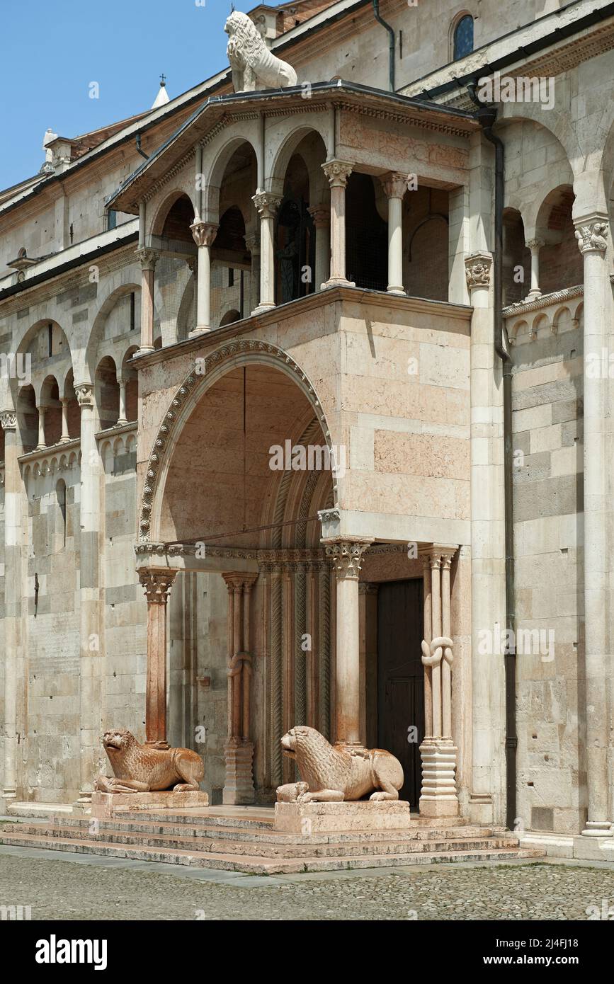 La Porta Regia con il protiro    - fianco sud  - maestri campionesi  - 1209/1231   - Modena, duomo di San Geminiano Stock Photo