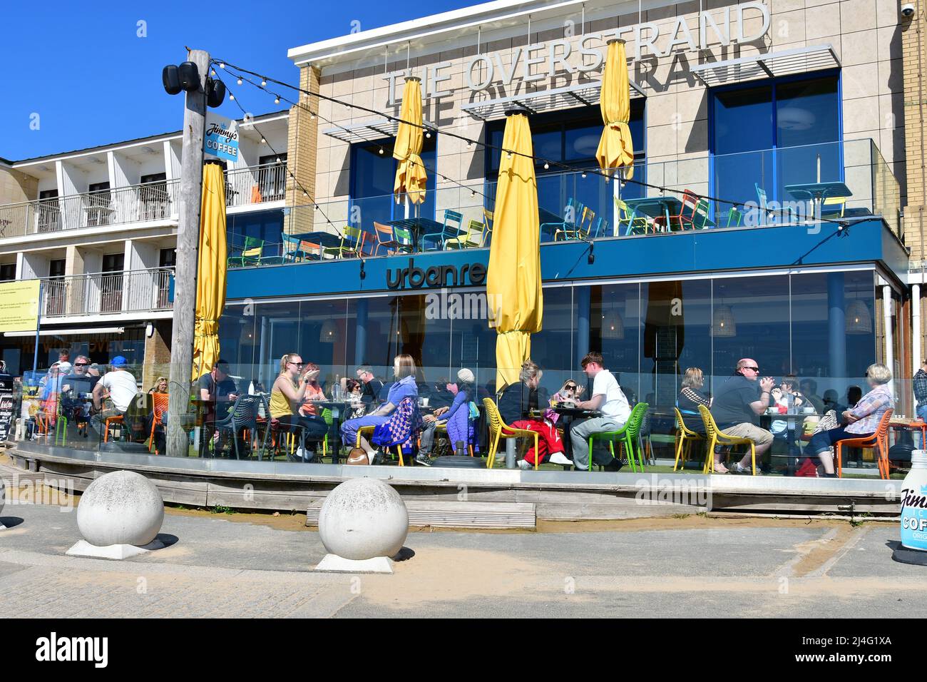 Boscombe, Bournemouth, Dorset, UK, 15th April 2022, Weather. The Easter weekend gets off to a sunny start on Good Friday morning. Warm temperatures are expected throughout the holiday period bringing people to the coast and to the beach in numbers for the first time this year. Credit: Paul Biggins/Alamy Live News Stock Photo