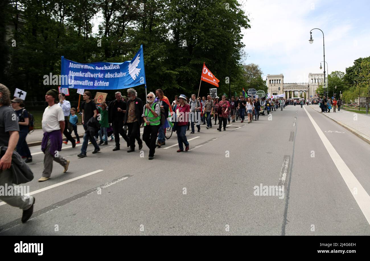 Munich, Germany. 06th May, 2017. On May 6, 2017 hundreds joined the Climate march in Munich, Germany. They demanded effective measures against the climate crisis and climate justice. (Photo by Alexander Pohl/Sipa USA) Credit: Sipa USA/Alamy Live News Stock Photo