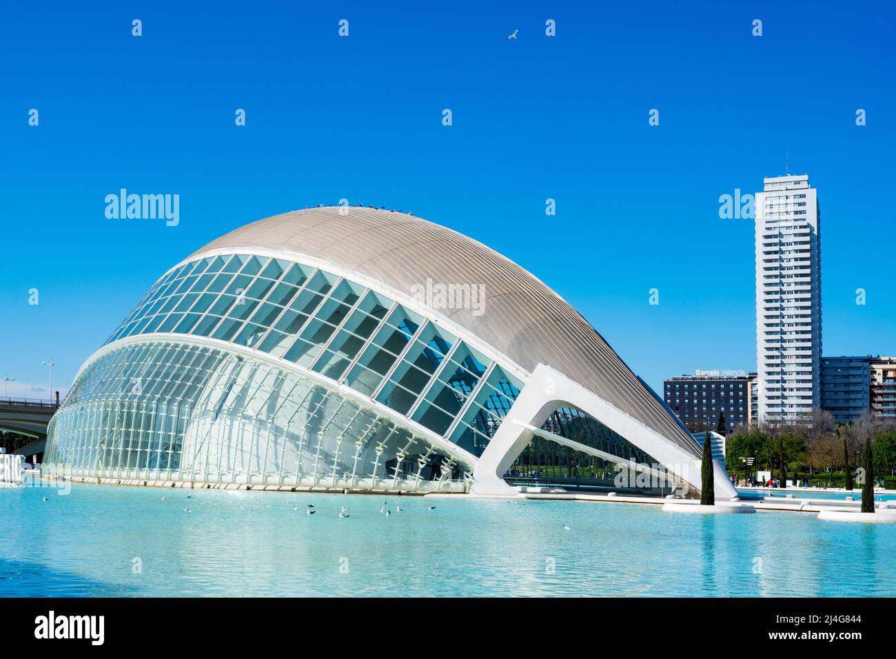 Spanien, Valencia, Ciudad de las Artes y las Ciencias (Stadt der Künste und Wissenschaften), 3D-Kino L'Hemisfèric Hochhaus Torre de França Stock Photo