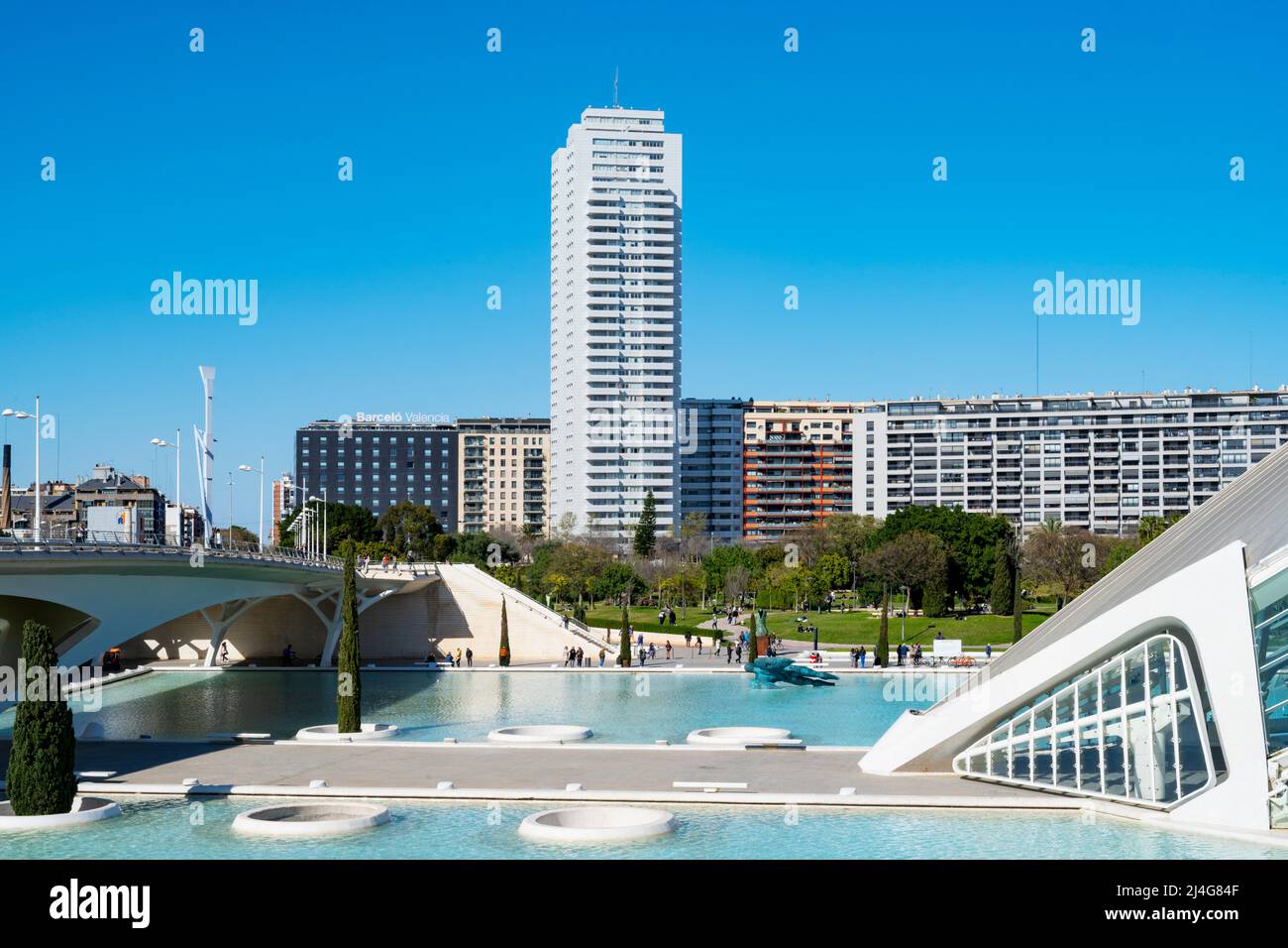 Spanien, Valencia, Ciudad de las Artes y las Ciencias (Stadt der Künste und Wissenschaften), Hochaus Torre de França und L'Hemisfèric Stock Photo