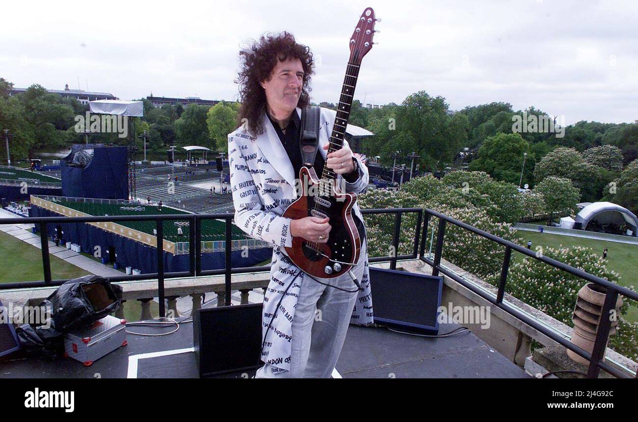 File photo dated 3/6/2002 of Brian May from Queen rehearsing on the roof of Buckingham Palace, London, where he was performing the national anthem for the Queen's Golden Jubilee concert. Brian May has hinted that he may perform as part of the Queen's Platinum Jubilee celebrations in June to commemorate Britain's longest-serving monarch.The 74-year-old guitarist of the rock band Queen previously took to the roof of Buckingham Palace during the 2002 Golden Jubilee to blast out a guitar solo of the National Anthem at a pop concert held within the palace grounds. Issue date: Friday April 15, 2022. Stock Photo