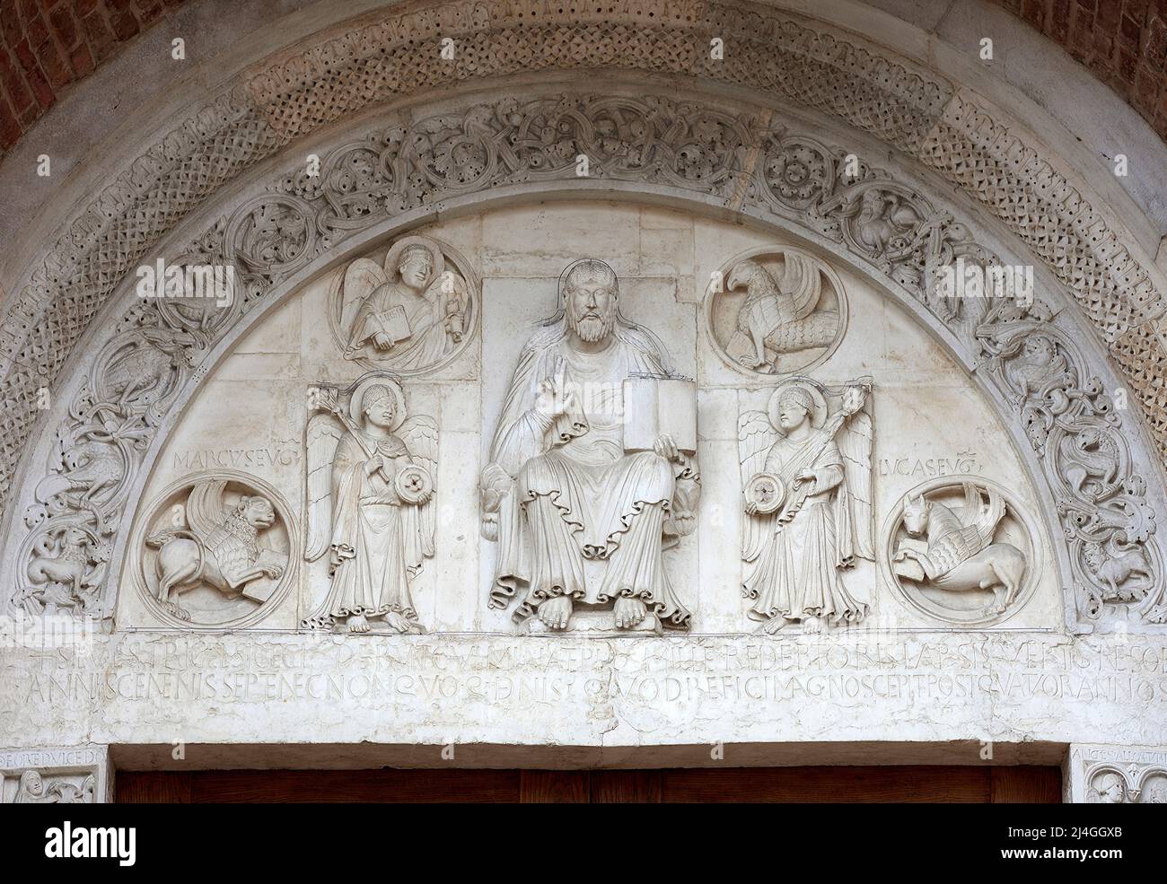 Nonantola (Mo) abbazia di S. Silvestro - Cristo benedicente con i simboli degli evangelisti , lunetta del portale, attribuita a Wiligelmo Stock Photo