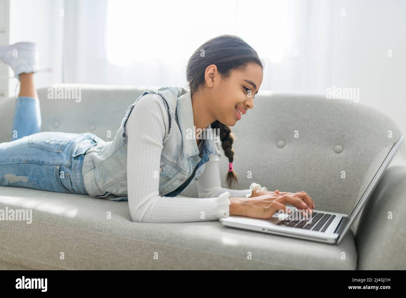 Black african teen girl using hi-res stock photography and images - Alamy