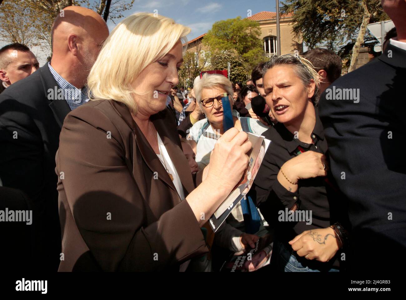 Pertuis, France. 15th Apr 2022. Demonstrators 'Antifa' argue with French gendarmes during French far-right party Rassemblement National (RN) presidential candidate Marine Le Pen visit at Pertuis' market, as part of a campaign visit in Pertuis , southern France on April 15, 2022.Marine Le Pen will face French President and liberal party La Republique en Marche (LREM) candidate for re-election Emmanuel Macron in a run-off vote on April 24, 2022, after first round voting on April 10. Photo by Patrick Aventurier/ABACAPRESS.COM Credit: Abaca Press/Alamy Live News Stock Photo