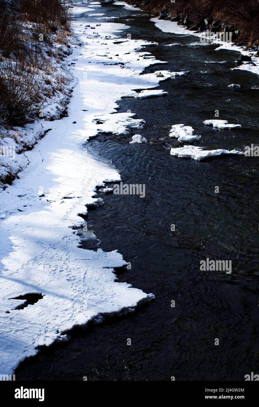 Nearly frozen river hi-res stock photography and images - Alamy