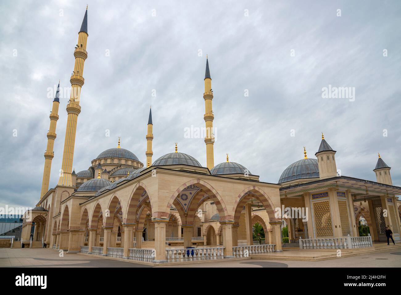 GROZNY, RUSSIA - SEPTEMBER 29, 2021: At the Heart of Chechnya Mosque on a cloudy day. Grozny, Chechen republic, Russia Stock Photo