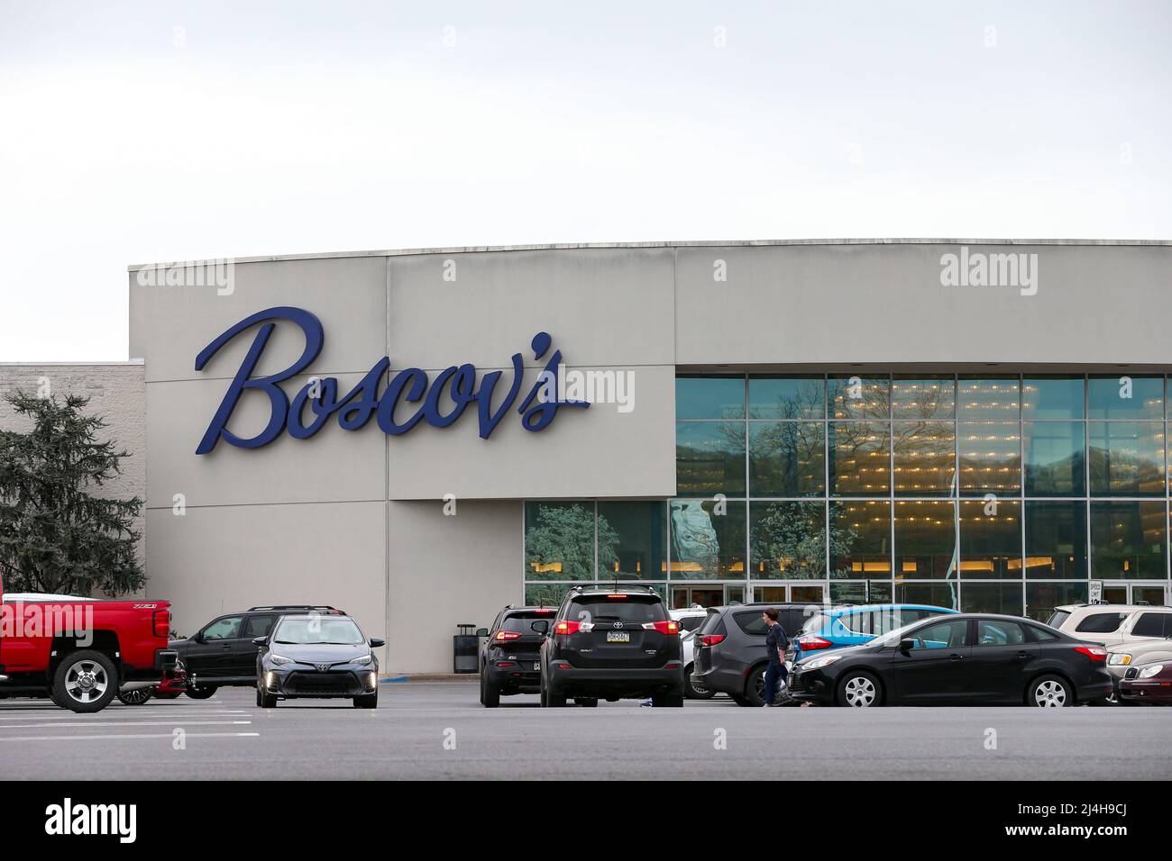 Selinsgrove, Pennsylvania, USA. 14th Apr, 2022. Cars and shoppers are seen in the parking lot a Boscov's department store at the Susquehanna Valley Mall. (Credit Image: © Paul Weaver/SOPA Images via ZUMA Press Wire) Stock Photo