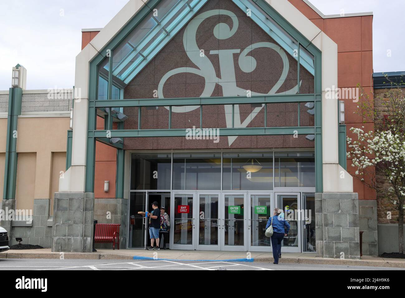 Selinsgrove, Pennsylvania, USA. 14th Apr, 2022. Shoppers are seen at an entrance to the Susquehanna Vally Mall. (Credit Image: © Paul Weaver/SOPA Images via ZUMA Press Wire) Stock Photo