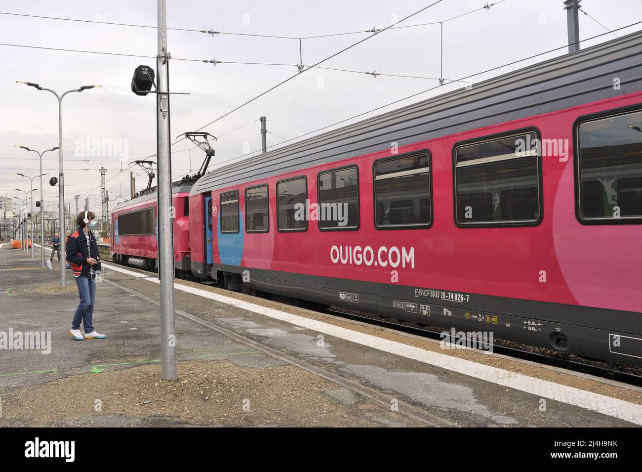 FRANCE, PARIS (75) 12TH ARR. BERCY TRAIN STATION. OUIGO TRAIN AT QUAY. SNCF HAS BROUGHT LOW COST TRAINS INTO SERVICE Stock Photo