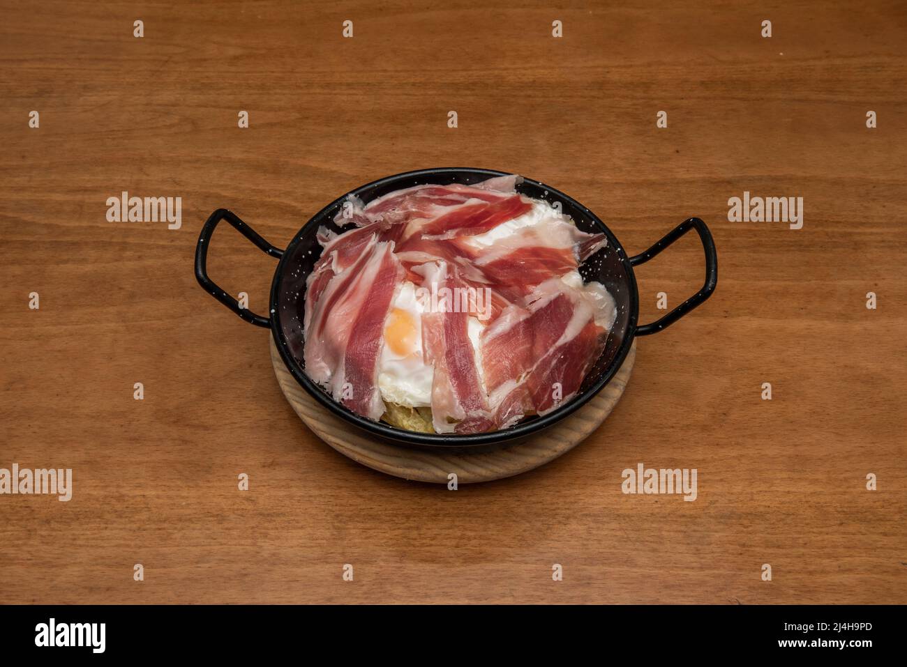 broken egg recipe This dish is one of the most celebrated in Spanish cuisine. They are delicious and simple, a gastronomic wonder with potatoes and se Stock Photo
