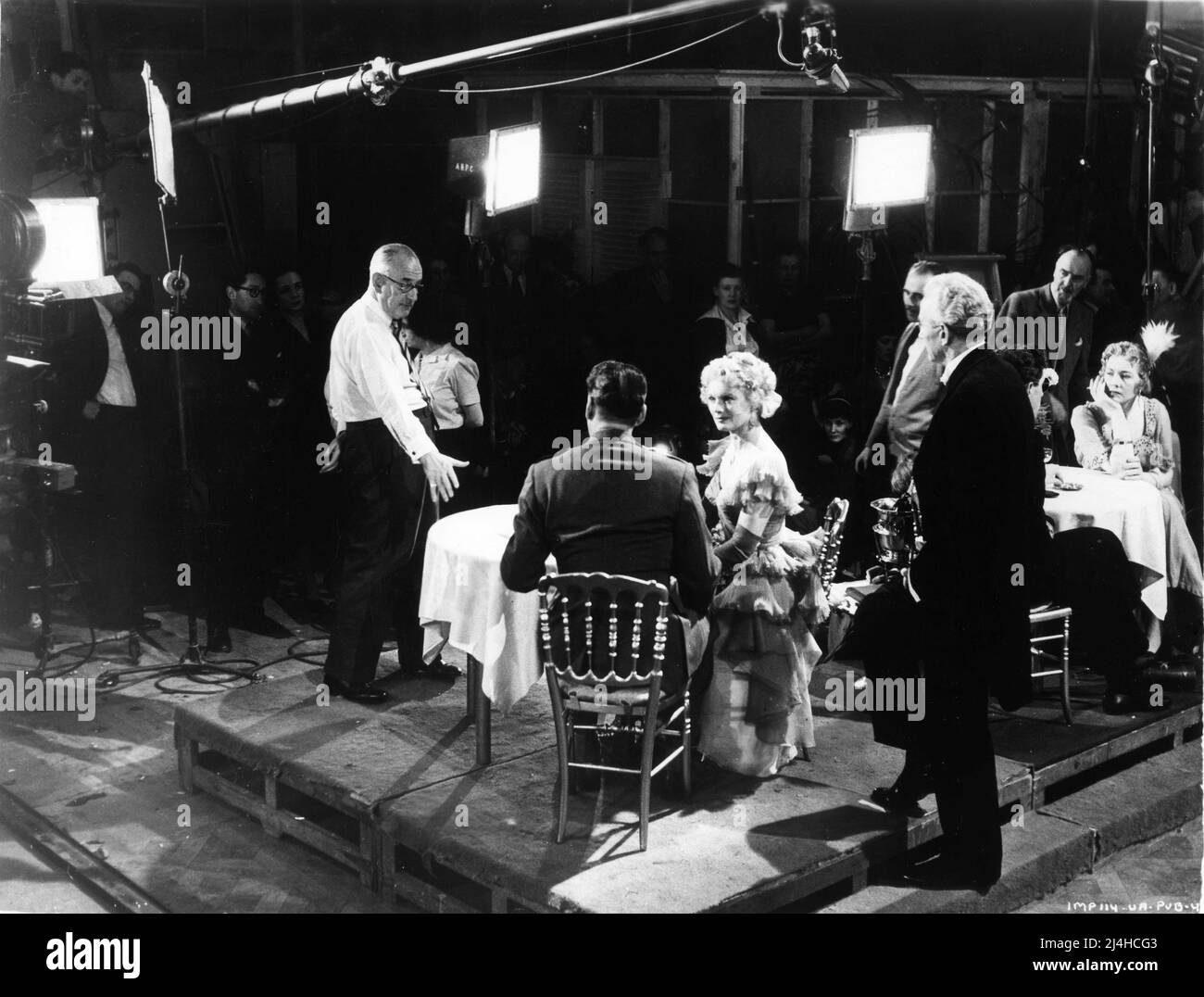 HERBERT WILCOX directing ERROL FLYNN and ANNA NEAGLE at Elstree Studios in LILACS IN THE SPRING / LET'S MAKE UP 1954 director HERBERT WILCOX Herbert Wilcox Productions / Republic Productions (Great Britain) Stock Photo