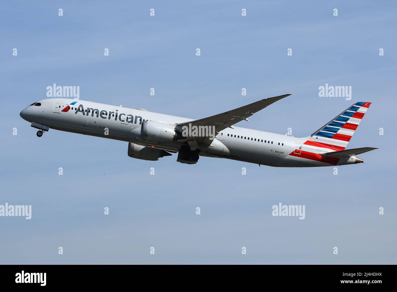 A Boeing 787 operated by American Airlines departs from London Heathrow Airport Stock Photo