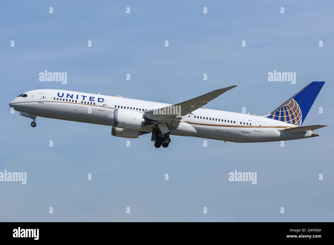 A Boeing 787 operated by United Airlines departs from London Heathrow Airport Stock Photo