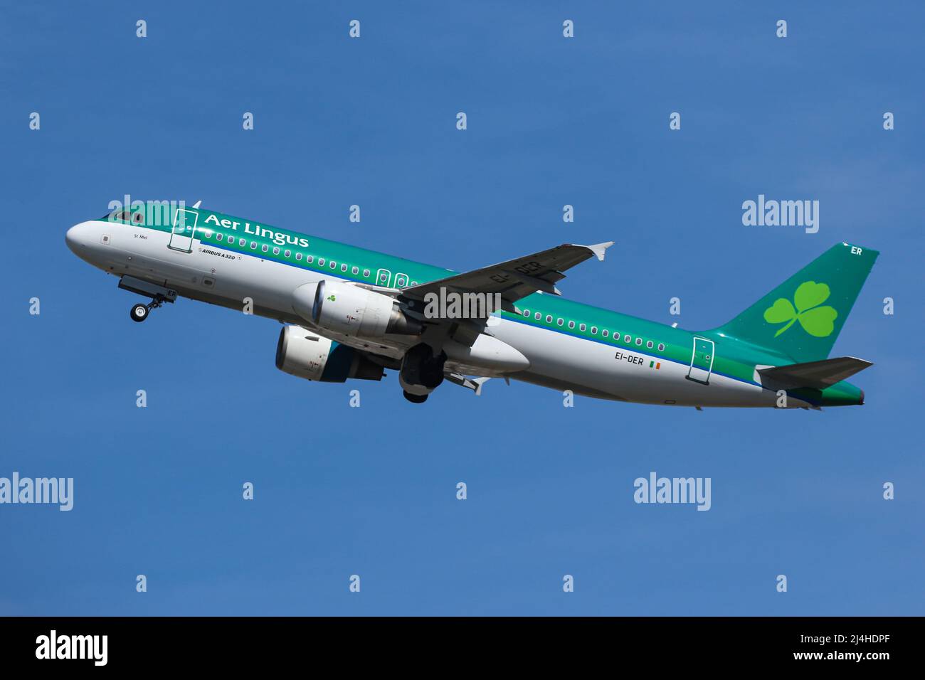An Airbus A320 operated by Aer Lingus departs from London Heathrow Airport Stock Photo