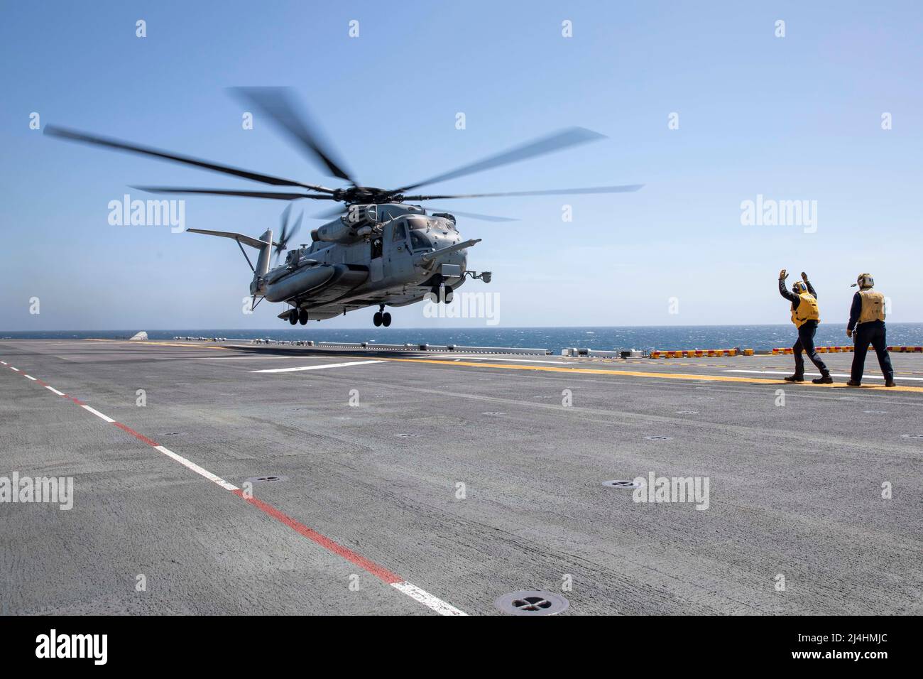 220413-N-VS068-2020    PACIFIC OCEAN (April 13, 2022) – Aviation Boatswain’s Mate (Handling) 3rd Class Jonathan Walker, right, and Airman Kory Vogel direct a CH-53E Super Stallion, assigned to Marine Heavy Helicopter Squadron (HMH) 462, during takeoff from the flight deck aboard amphibious assault ship USS Makin Island (LHD 8), April 13. Aviation Boatswain’s Mates direct the movement and spotting of aircraft ashore and afloat. Makin Island is underway conducting routine operations in U.S. 3rd Fleet. (U.S. Navy photo by Mass Communication Specialist Seaman Kendra Helmbrecht) Stock Photo