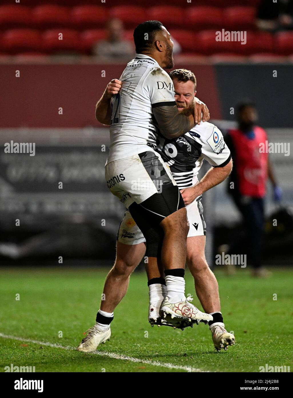 Bristol, United Kingdom. 15th Apr, 2022. Heineken Champions Cup rugby. Bristol Bears V Sale Sharks. Ashton Gate Stadium. Bristol. Tryscorer Akker van der Merwe (Sale Sharks, right) is congratulated by Manu Tuilagi (Sale Sharks) during the Bristol Bears V Sale Sharks Heineken Champions Cup round of 16, 2nd leg, rugby match. Credit: Sport In Pictures/Alamy Live News Stock Photo