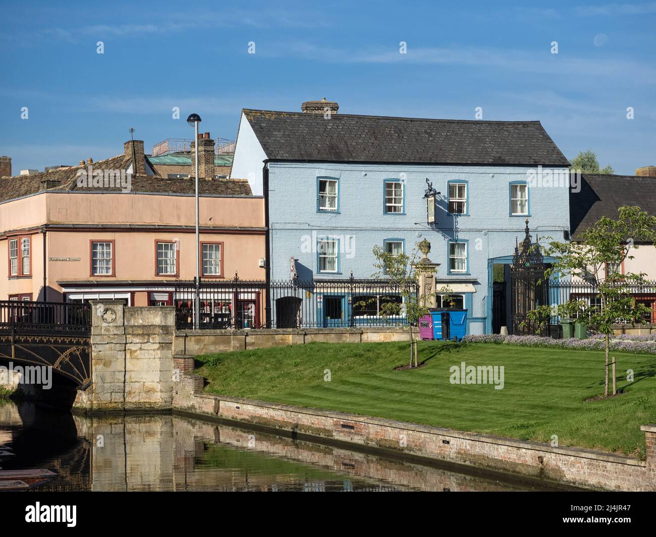 CAMBRIDGE, UK - AUGUST 11, 2017:  View of the Magdalene Bridge and The Pickerel Inn across the River Cam Stock Photo