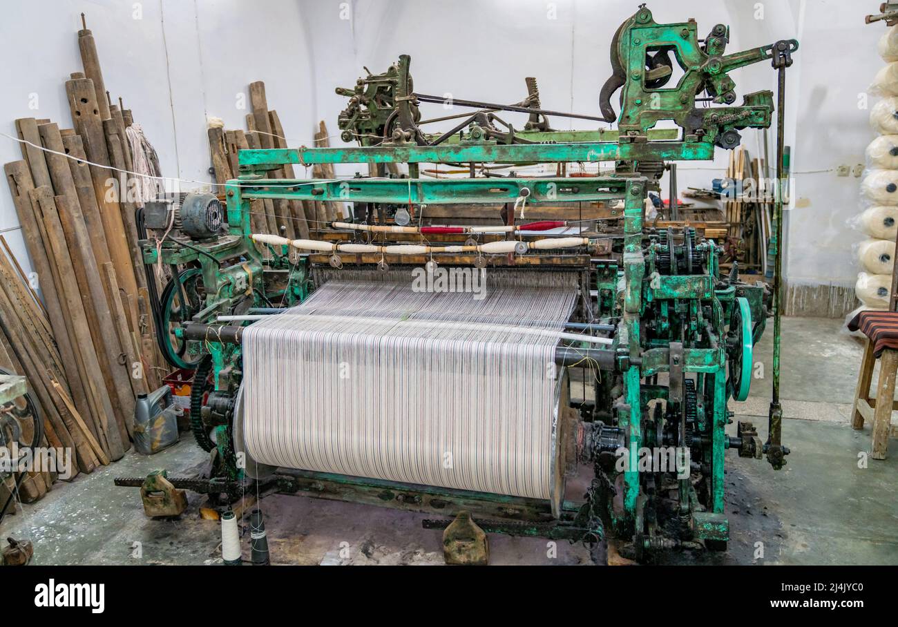 Weaving machine for household weaving, used for weaving persian carpets