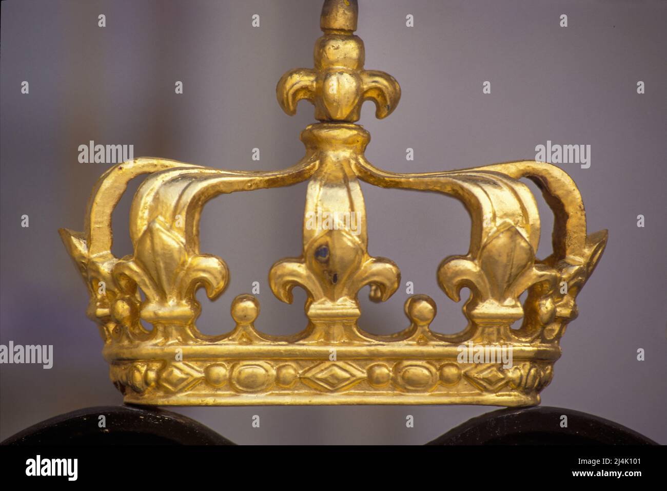 France. Yvelines (78) Palace of Versailles. Cour de Marbre: On the railing of the balcony of the King's chamber, royal emblem: closed crown Stock Photo