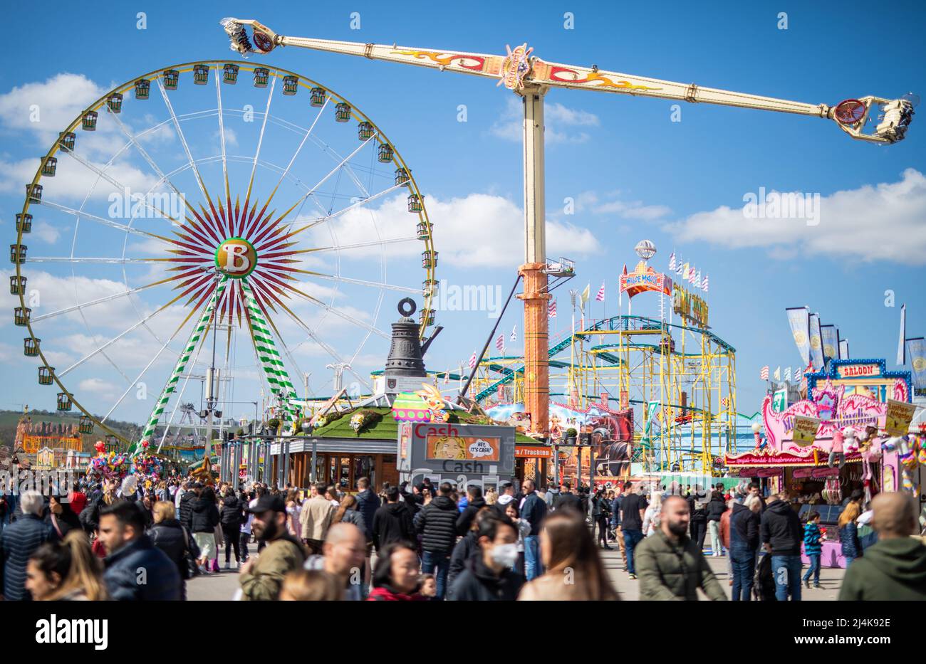 16 April 2022, Baden-Wuerttemberg, Stuttgart: Numerous visitors walk ...