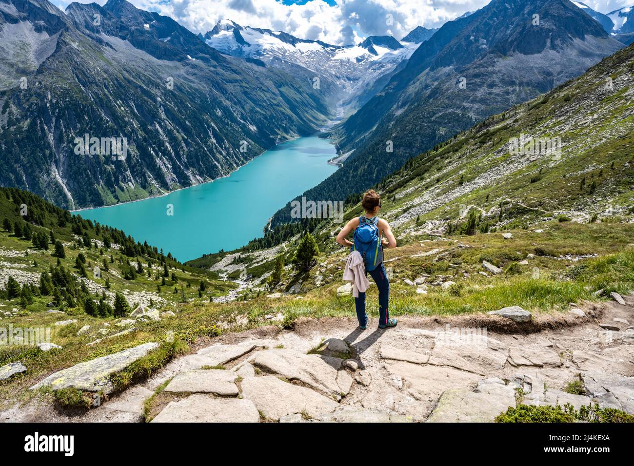 Wanderin genießt Aussicht auf Schlegeisspeicher Stock Photo