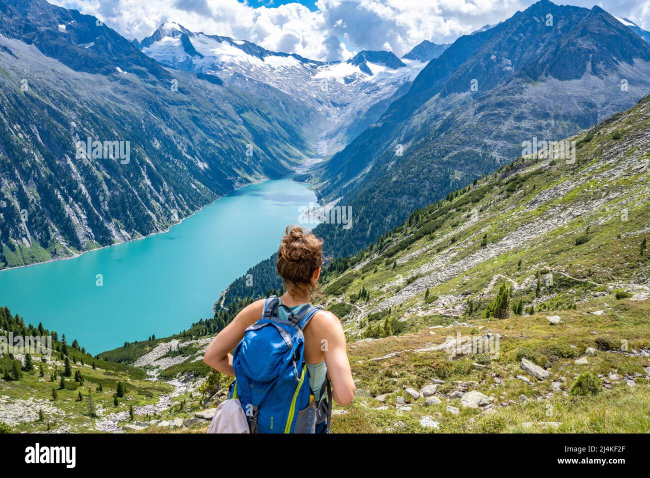 Wanderin genießt Aussicht auf Schlegeisspeicher Stock Photo