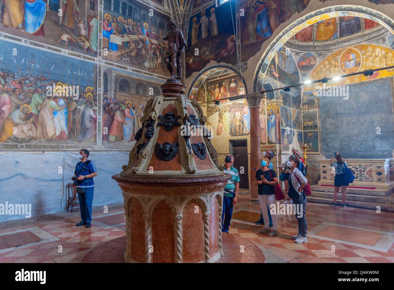 Battistero di san giovanni mosaic hi-res stock photography and images ...