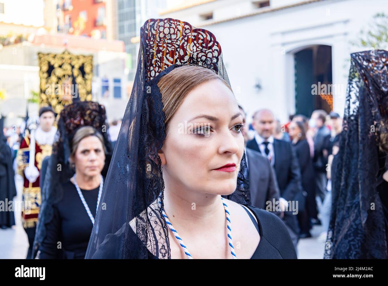 cerca Disgusto cuero Huelva, Spain - April 15, 2022: A Woman with a black spanish mantilla and  peineta (ornamental comb), in a Holy Week procession Stock Photo - Alamy