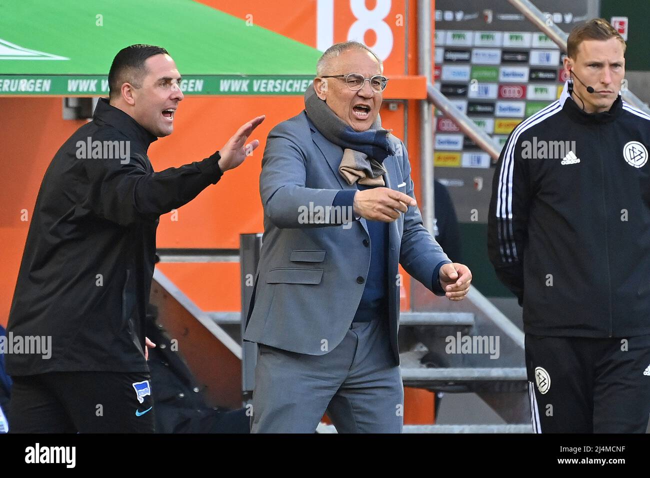 Augsburg, Deutschland. 16th Apr, 2022. Felix MAGATH (coach Hertha BSC), left: co-coach Mark Fotheringham (Hertha BSC), jubilation, joy, enthusiasm, football 1st Bundesliga season 2021/2022, 30th matchday, matchday30, FC Augsburg -Hertha BSC Berlin 0-1, on April 16, 2022 WWK ARENA in Augsburg, Credit: dpa/Alamy Live News Stock Photo