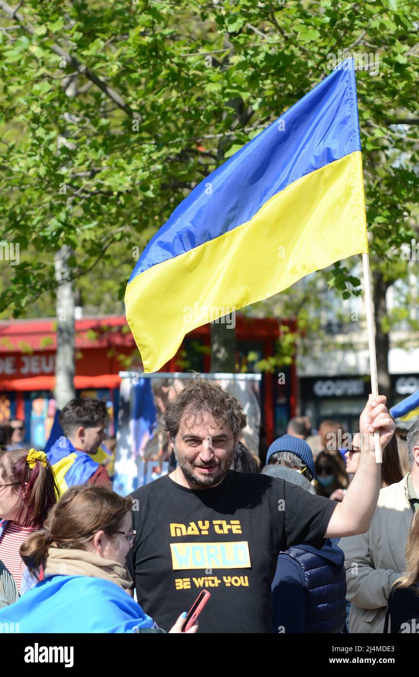 Paris belle mobilisation de soutien à l'ukraine place de la république environ 800 personnes qui partent ensuite pour la place de la bastille Stock Photo