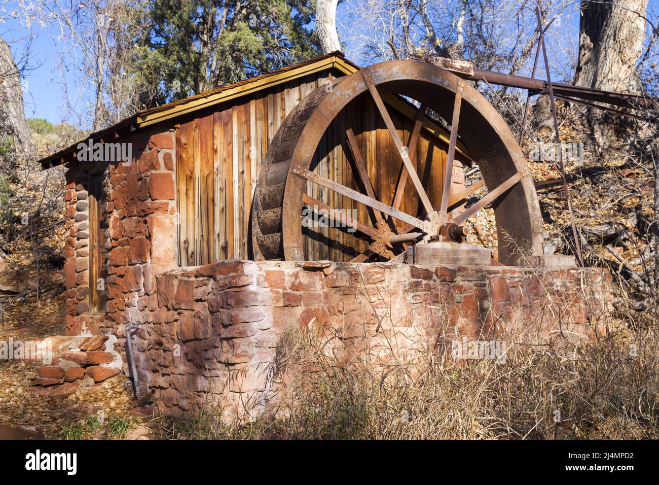 Vintage Old Wooden Water Wheel Mill by Oak Creek at Crescent Moon Ranch Provincial Park, Sedona Arizona Stock Photo