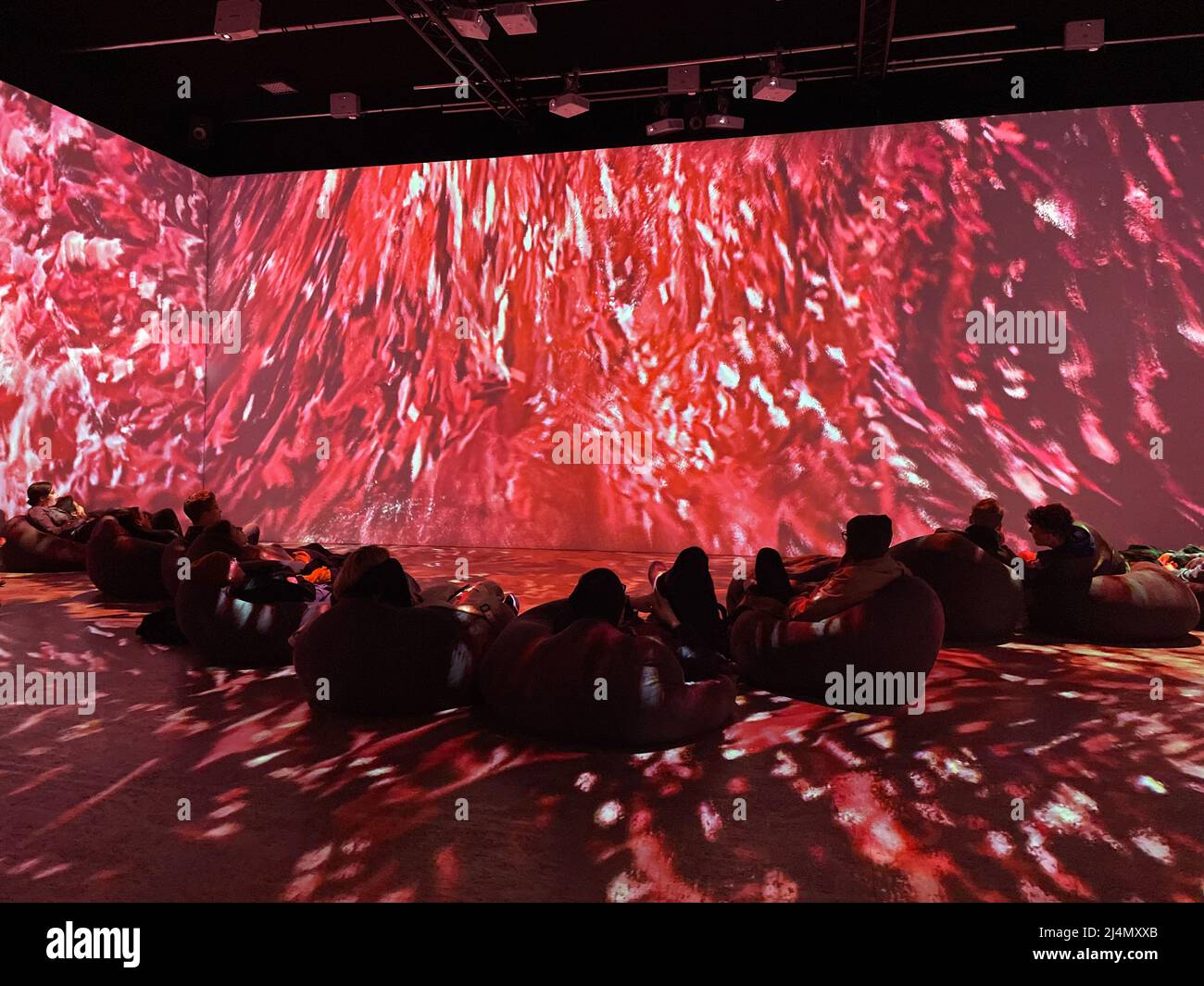 Saturday Visual Berlin, Germany. 16th Apr, 2022. Art enthusiasts watch a visual ...