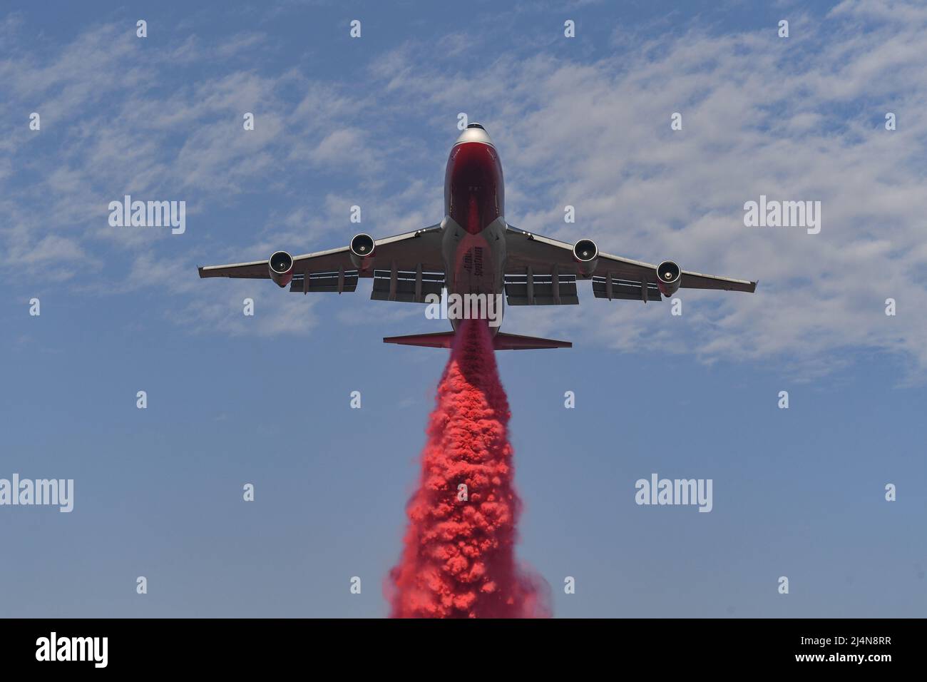 Global Super Tanker drops Phoscheck on the Valley Fire, east of San Diego, California Stock Photo
