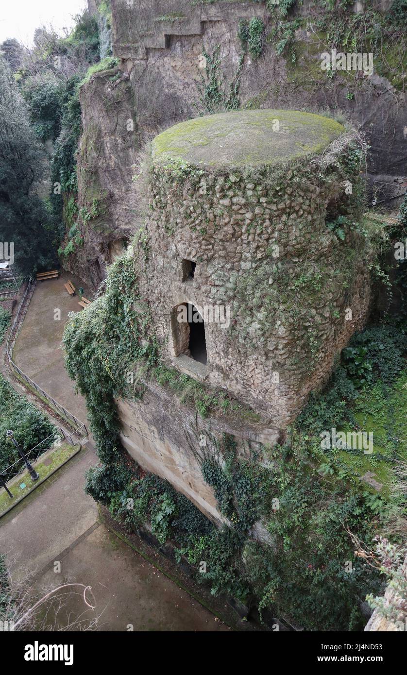 Napoli - Tomba di Virgilio nel Parco Vergiliano di Piedigrotta Stock Photo