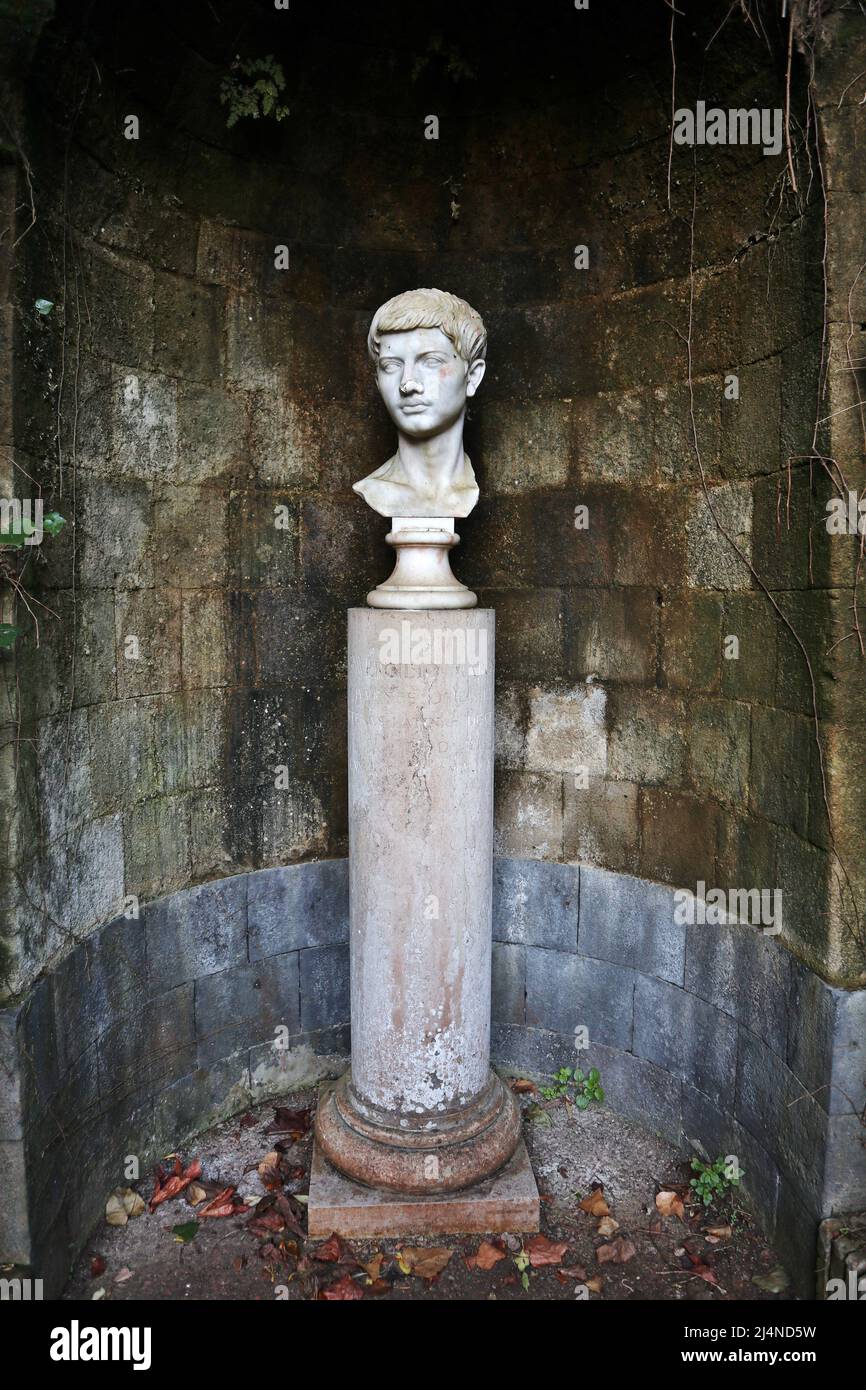 Napoli - Busto di Virgilio nel Parco Vergiliano a Piedigrotta Stock Photo