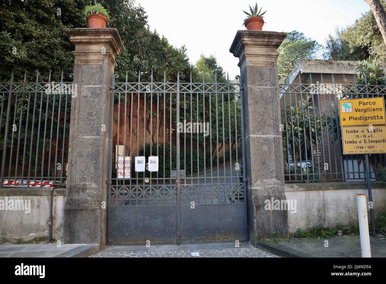 Napoli - Cancello d'ingresso del Parco Vergiliano a Piedigrotta Stock Photo