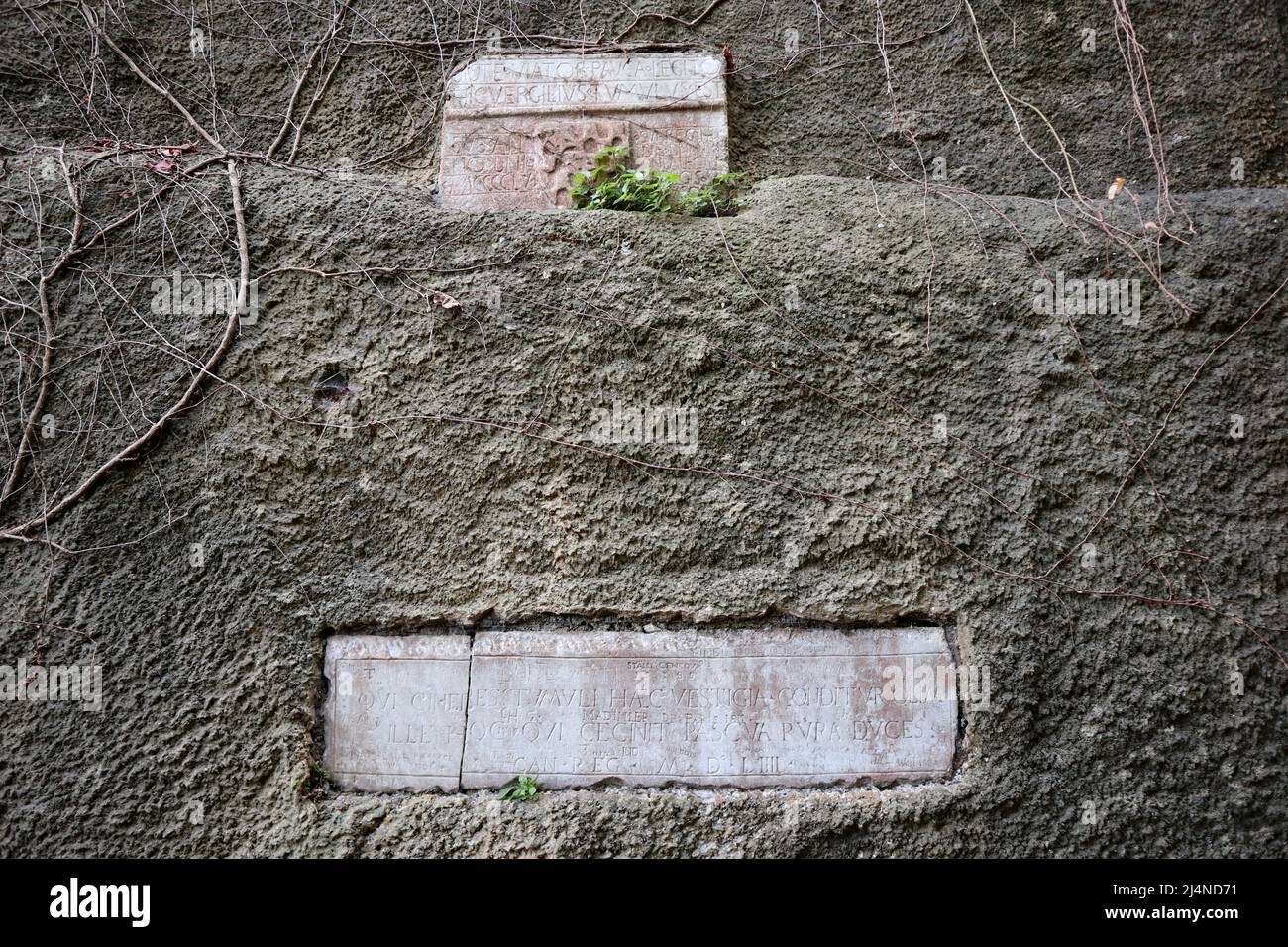 Napoli - Epigrafe di fronte all'ingresso della Tomba di Virgilio Stock Photo