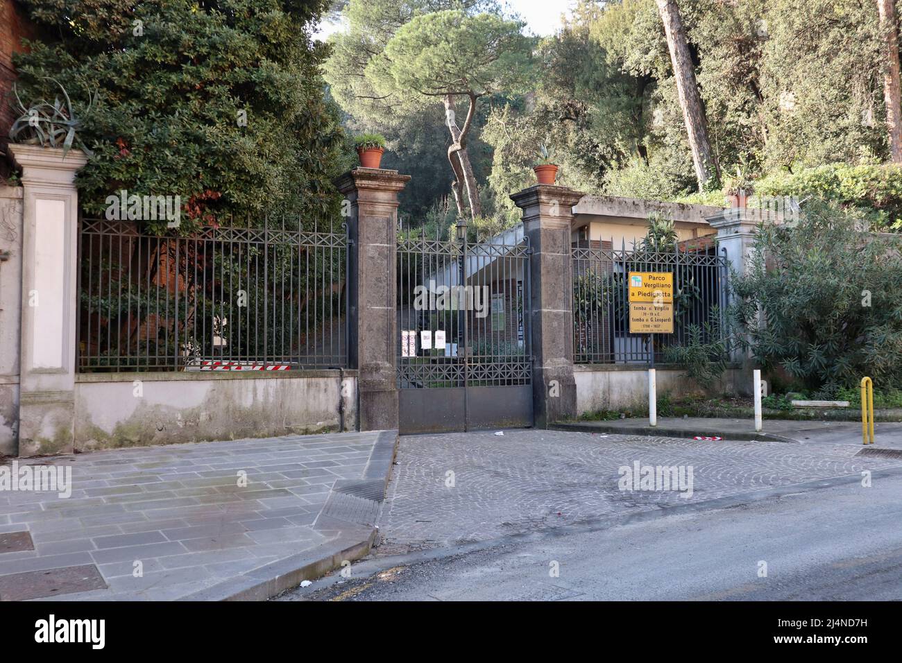 Napoli - Ingresso del Parco Vergiliano a Piedigrotta in Via Salita della Grotta Stock Photo