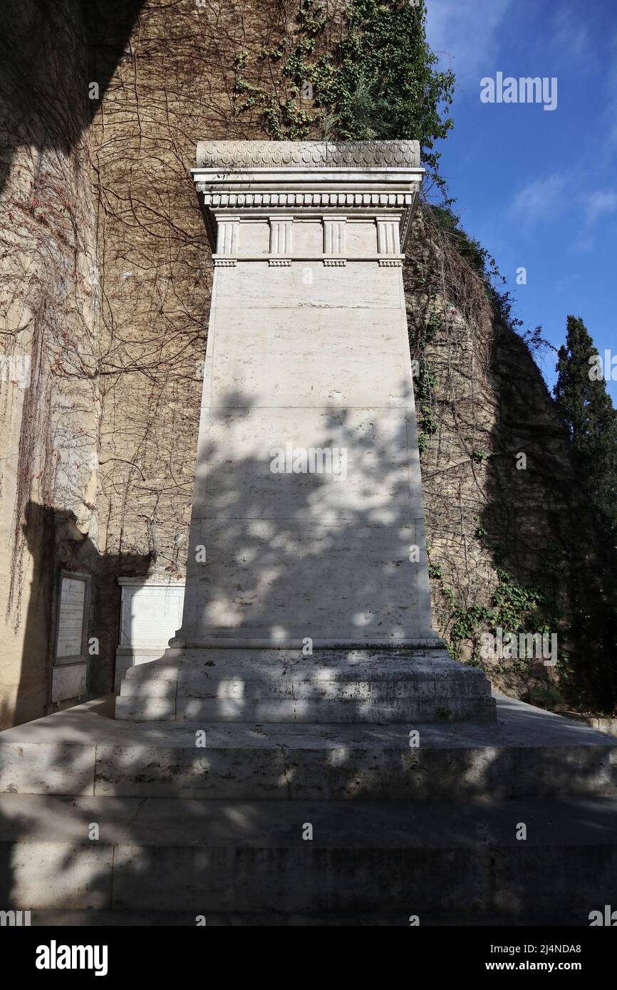 Napoli - Prospetto laterale della Tomba di Giacomo Leopardi Stock Photo