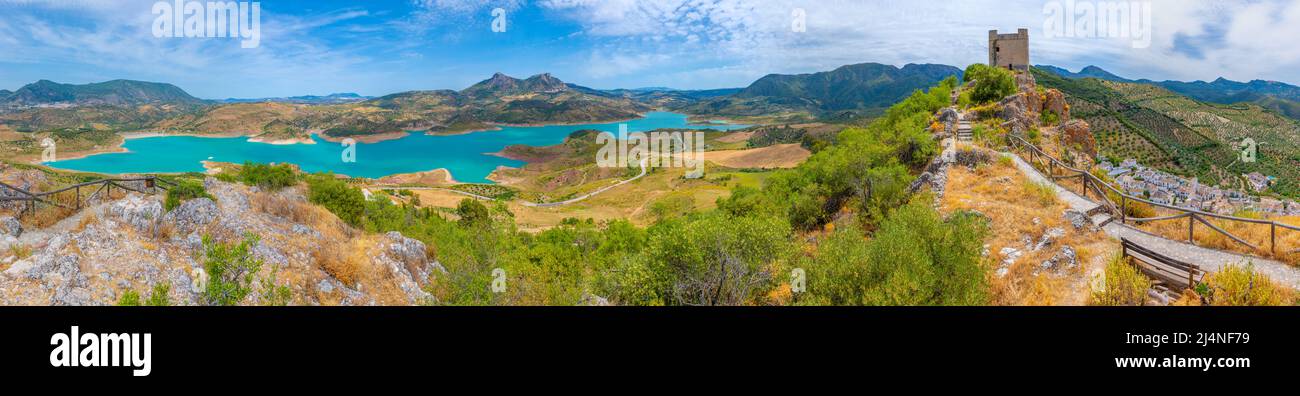Panorama view of Spanish town Zahara de la Sierra Stock Photo - Alamy