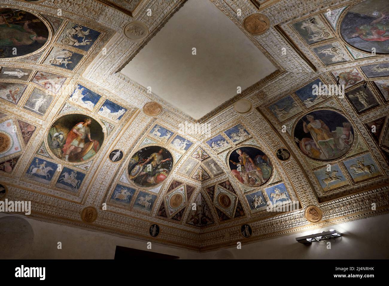 San Secondo Parmense (Pr), Rocca dei Rossi,la Sala dei Cesari con gli  affreschi di Vincenzo Tamagni, del XVI secolo Stock Photo - Alamy