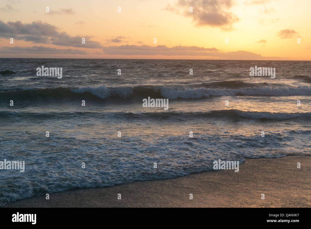 April 16, 2022, Carlsbad, California, USA: Gusty winds of 20-30 miles per  hour resulted in big waves at sunset (Credit Image: © Rishi Deka/ZUMA Press  Wire Stock Photo - Alamy